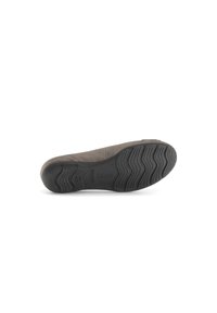 Platte schoen met een grijze suède bovenkant, een rubberen buitenzool met een golvend loopvlakpatroon en een reliëf merklogo op de zool.