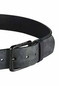 Ceinture en cuir noir avec une surface texturée, une boucle lisse et plusieurs trous d'ajustement pour personnaliser la taille.