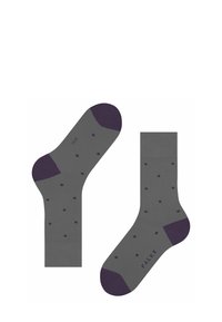 Calzini grigi con accenti viola sulla punta e sul tallone, caratterizzati da piccoli punti viola, disposti in una composizione piatta. Branding visibile su un calzino.