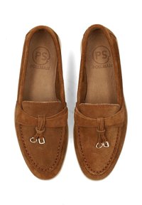 Bruine leren loafers van suède met een ronde neus, een decoratieve leren band en een charme-detail. Gestikte accenten verbeteren het ontwerp. Vlakke zolen.