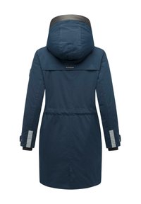 Marineblauwe waterdichte jas met een ritssluiting kap, aangesnoerde taille en reflecterende accenten op de mouwen. Gladde textuur met een minimaal ontwerp.