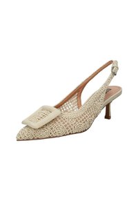 Scarpa slingback beige a punta con tomaia intrecciata simile a pizzo, fibbia quadrata decorativa e tacco basso. Fodera interna liscia e accenti texture.