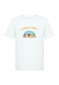 Hvid bomulds t-shirt med et grafisk billede af en sovende hund og teksten "Jeg har brug for en lur" i orange, sat mod en blå baggrund.