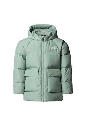 Gaiši zaļa izolēta jaka ar kapuci, priekšējo rāvējslēdzēju un divām lielām piešuvuma kabatām. Raksturota ar šūtu dizainu un zīmola logotipu uz krūtīm.