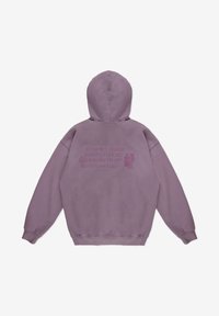 Fioletowa bluza z kapturem z przednią kieszenią kangur, ściągaczami na rękawach i u dołu oraz haftowanym tekstem na plecach zawierającym numer katalogowy i markę.