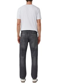 Weißes Herren-T-Shirt mit kurzen Ärmeln, kombiniert mit dunkelgrauen Denim-Jeans im geraden Schnitt, mit Gesäßtaschen und leichtem Verblassen. Weiße Sneakers.