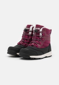 Bordeaux en zwarte winterlaarzen met een getextureerd oppervlak, witte nepbont voering, verstelbare veters en robuuste rubberen zolen voor grip.