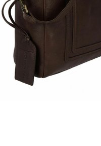 Braune Lederhandtasche mit strukturierter Oberfläche, einer klaren Form und einem geprägten Lederetikett. Fällt mit einem Schultergurt und akzentuierten Nähten auf.