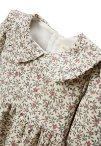 Robe fleurie avec un col froncé, fabriquée à partir d'un tissu léger comportant de petites fleurs roses et des feuilles vertes sur fond crème.