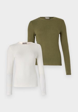 Dos camisas de manga larga: una blanca y otra verde oliva. Ambas tienen cuellos de barco y una textura suave y lisa.