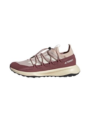 Lysebeige og vinrød Adidas Terrex sneaker med justerbar snørering, mesh-overdel og polstret beige sål designet til udendørs aktiviteter.