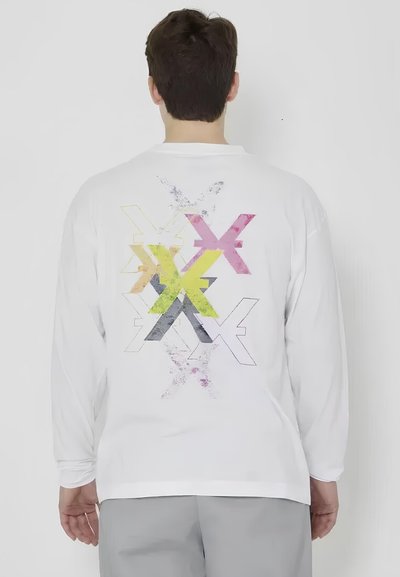 T-shirt bianca a maniche lunghe con un vivace design grafico sul retro, caratterizzato da forme e schizzi nei colori rosa, giallo e grigio.