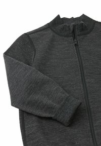 Czarna kurtka na zamek z wysokim kołnierzem, wykonana z teksturowanego materiału. Posiada ściągacze na mankietach oraz pełnej długości zamek błyskawiczny. Gładkie wykończenie.