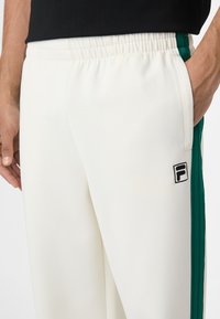 Fila COMO RELAXED TAPED - Pantalones deportivos - egret