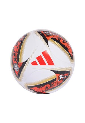 Bílý fotbalový míč Adidas s červenými, černými a zlatými vzory a logem, s textem "TorFABRIK League" na povrchu.