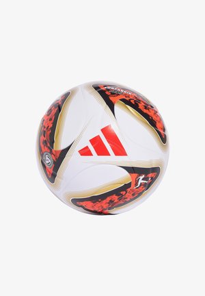 Bílý fotbalový míč Adidas s červenými, černými a zlatými vzory a logem, s textem "TorFABRIK League" na povrchu.