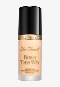 Too Faced Born This Way Foundation in einer mattierten Glasflasche mit schwarzem Deckel. Verziert mit goldenen Schriftzügen und einer weichen beige Produktfarbe.