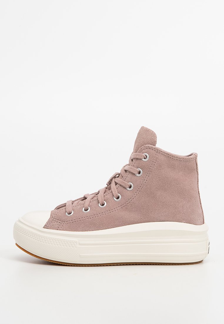 Sneakers alte in suede mauve chiaro con suola in gomma bianca, punta rotonda e occhielli metallici per i lacci. Superficie testurizzata con accenti a contrasto.