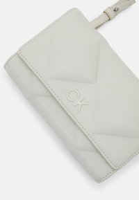 Calvin Klein LOCK QUILT MINI BAG - Torba na ramię