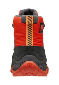 Botte de randonnée mi-haute rouge et noire avec une tige texturée, des accents orange, une semelle extérieure en caoutchouc et un détail rayé sur l'arrière.