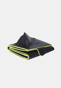 Zwart leren portemonnee met neongele accenten. Heeft een gevouwen ontwerp, een ritscompartiment en een drukknoopsluiting. Gladde textuur, compact formaat.