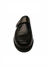 Zapato de cuero negro con un acabado suave y brillante. Presenta una puntera redonda y una amplia correa de Velcro a lo largo del empeine. Detalles de costura.
