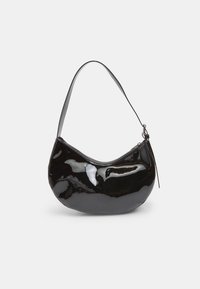 Borsa a spalla nera in ecopelle lucida con forma curva, tracolla singola, chiusura con zip e una finitura liscia e lucida.