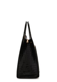Sac à main noir en cuir de crocodile avec une forme triangulaire élégante, des doubles poignées et une fermeture éclair sur le côté, présenté avec une texture brillante et des accessoires en or.