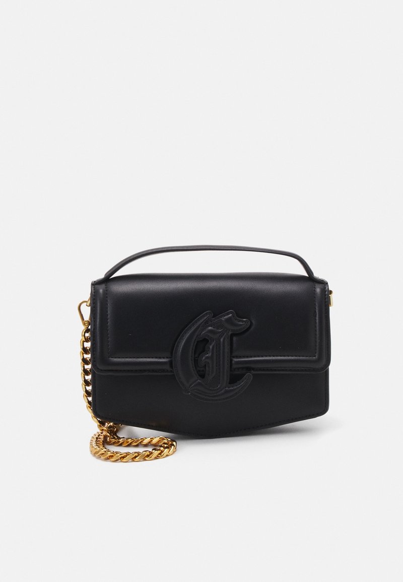 Sac à main en cuir noir au design structuré, avec un logo en évidence, une poignée supérieure et une bandoulière en chaîne dorée.