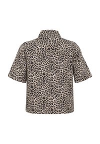 Kortärmad blus i leopardmönster, med en krage, avslappnad passform och dämpad beige- och svart färgschema.