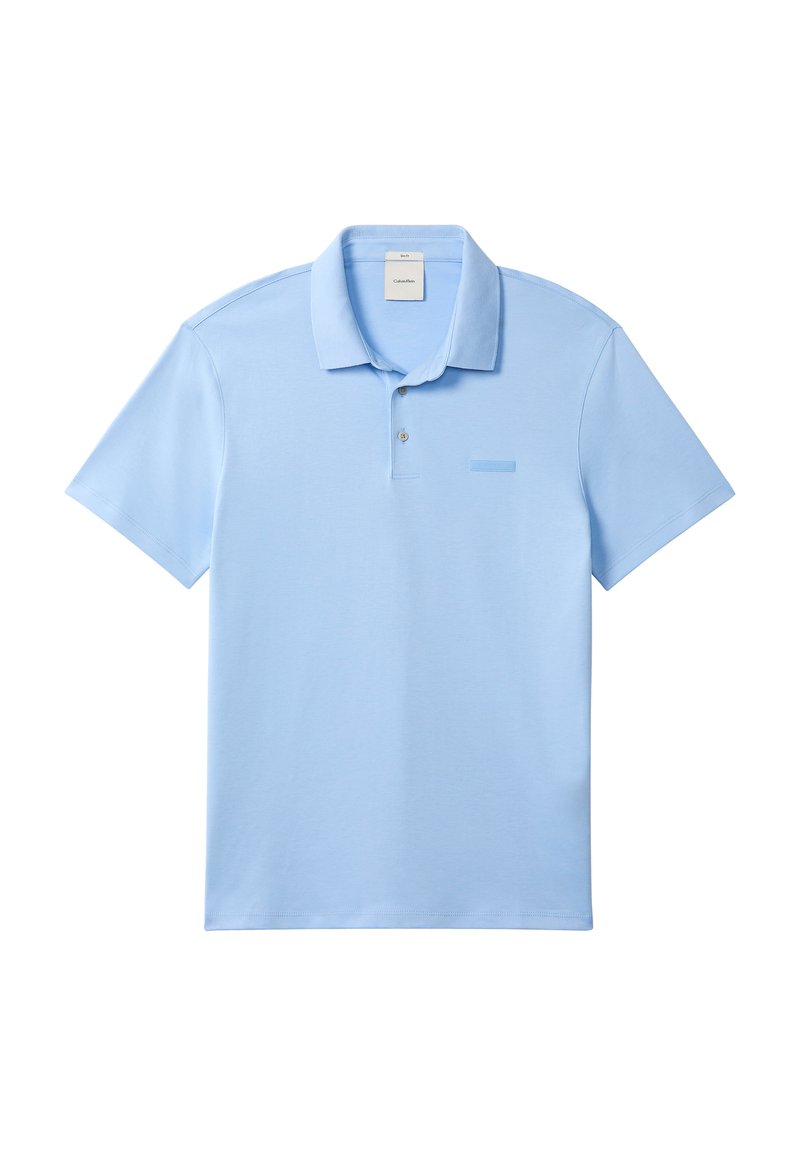 Lichtblauw poloshirt met korte mouwen, twee knopen en een klassieke kraag, plat weergegeven op een witte achtergrond.
