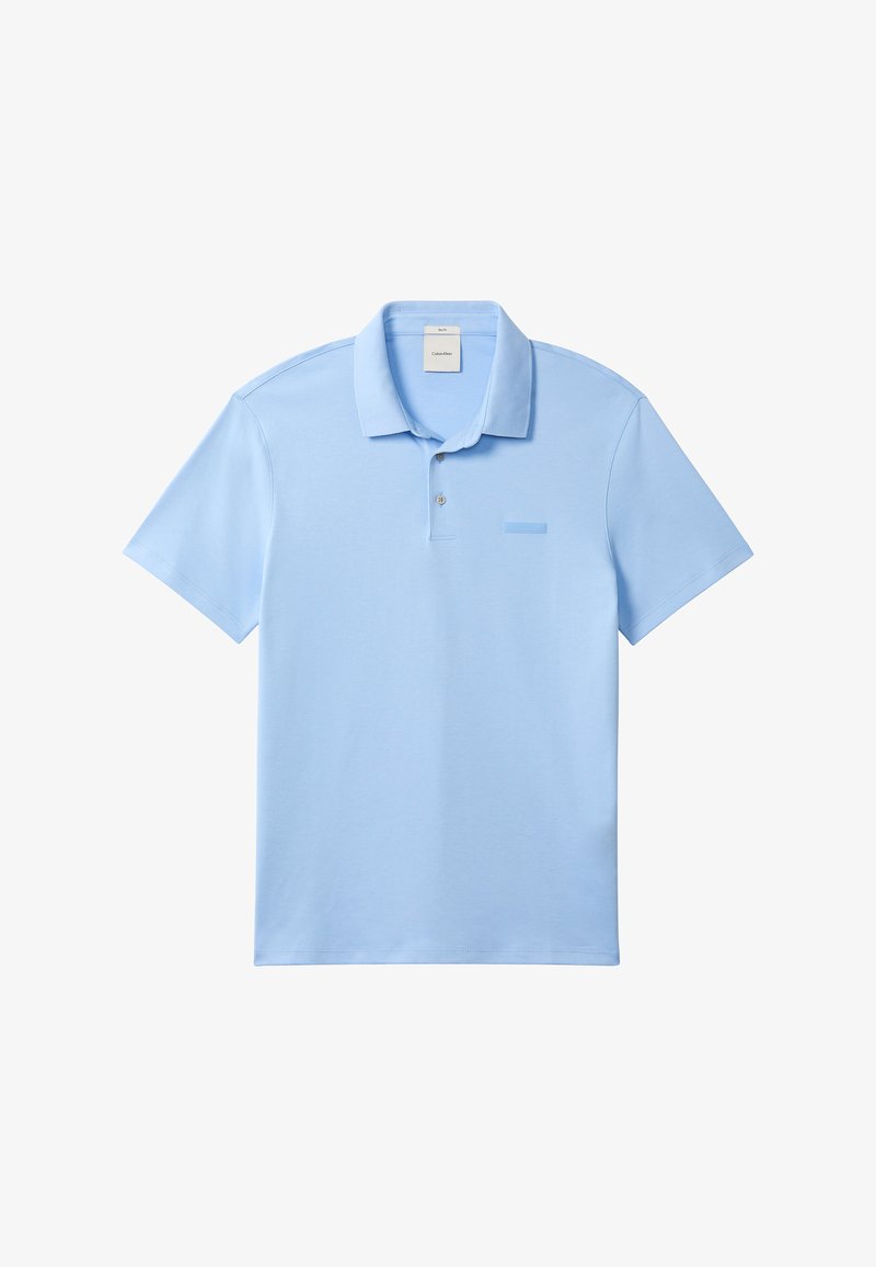 Lichtblauw poloshirt met korte mouwen, twee knopen en een klassieke kraag, plat weergegeven op een witte achtergrond.