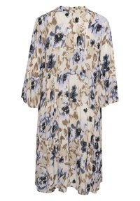 Robe florale avec un design en étages, présentant de grands motifs de fleurs bleues et beiges sur un fond clair. Fabriquée en tissu léger.