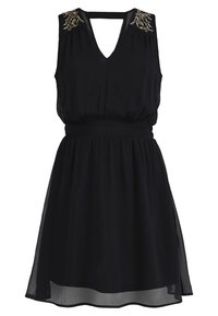 Mustat hihattomat mekko v-pääntiellä, jossa on kultaiset helmiyksityiskohdat olkapäillä sekä tyköistuva vyötärö ja levenevä läpikuultava hame.