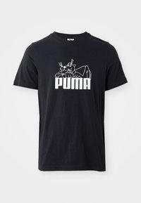 Sort bomulds T-shirt med kortærmer, der har en hvid grafik af en afslappet kat og "PUMA" logoet i fed typografi nedenunder.
