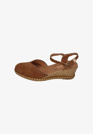 Brauner Keilsandalette aus Wildleder mit Knöchelriemen und geflochtener Jutensohle, offenem Fersenbereich und Schnallenverschluss.