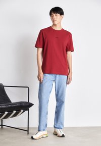 BOSS TCHUP - T-shirts - red four