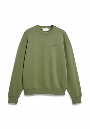 Olivgrüner Pullover aus weichem Material mit Rundhalsausschnitt und gerippten Bündchen, vorne mit kleinem lila Textlogo.