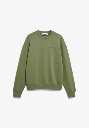 Olivgrüner Pullover aus weichem Material mit Rundhalsausschnitt und gerippten Bündchen, vorne mit kleinem lila Textlogo.