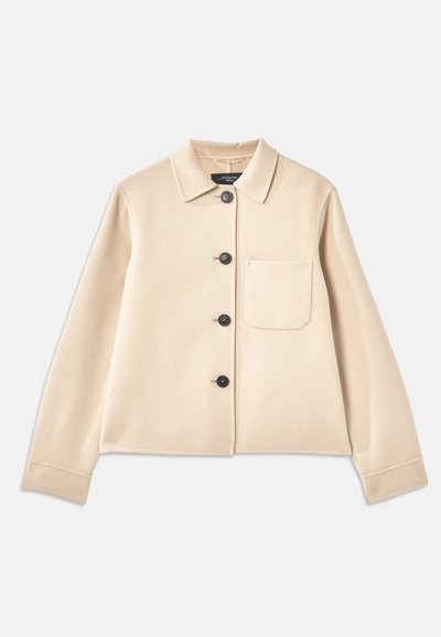 Chaqueta de mezcla de lana beige con cuello de solapa, seis botones negros y un bolsillo en el pecho. Presenta mangas largas y un diseño recortado.