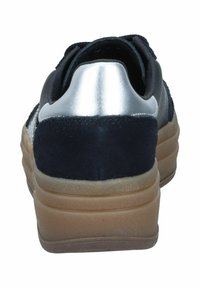 Baskets noires au design bas, en daim et cuir, avec des accents argentés au niveau du talon et une semelle en caoutchouc texturée.