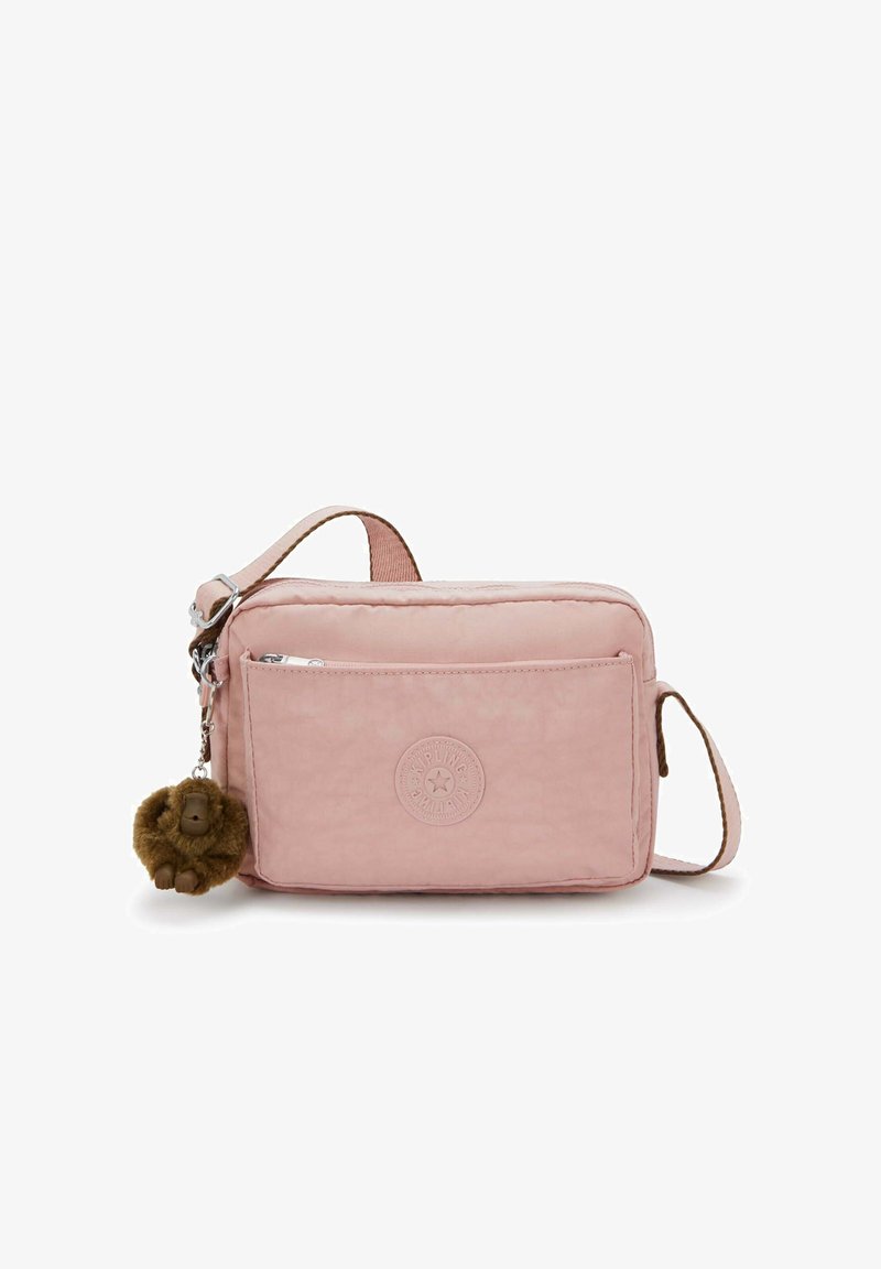 Różowa nylonowa torba na ramię o teksturowanej powierzchni, z przednią kieszenią na zamek, regulowanym paskiem oraz ozdobnym futerkowym breloczkiem.