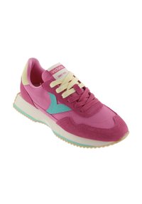 Zapatilla deportiva de color rosa y púrpura con acentos en beige y turquesa, suela blanca y cordones desiguales en beige y rosa.