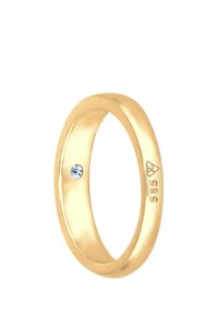 Guldring med en slät, rundad design. Har en liten blå sten och ingraverade markeringar som indikerar metallens renhet.