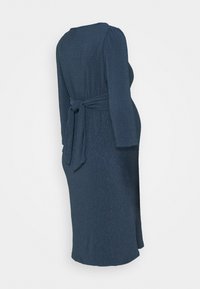 Ciemnoniebieska, strukturalna sukienka z długimi rękawami i paskiem w talii, sięgająca poniżej kolana, o eleganckiej sylwetce.