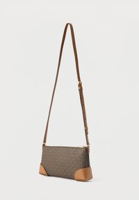 Brun crossbody taske med monogrammønster, læderkanter, guldlynlås og justerbar rem. Kompakt og rektangulært design.