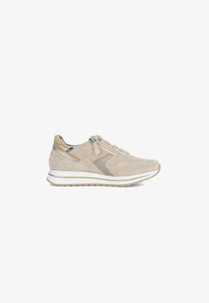 Beige suède sneaker met geperforeerde details, een rits aan de zijkant, beige veters, een gestructureerde hielaccent en een witte zool met beige profiel.