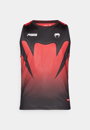Sort og rød ærmeløs atletisk tanktop med et gradientmønster, hexagonal tekstur og dristige sorte detaljer med logoer.