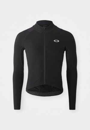 Schwarzes langärmliges Fahrradtrikot mit einem Reißverschluss vorne, strukturierten Ärmelpanelen, reflektierendem Logo auf der Brust und abgerundetem Saum hinten.