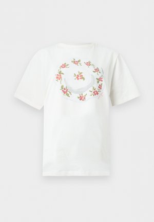 Witte T-shirt met korte mouwen, een ronde hals en een centraal bloemenringontwerp met rode bloemen en groene bladeren.